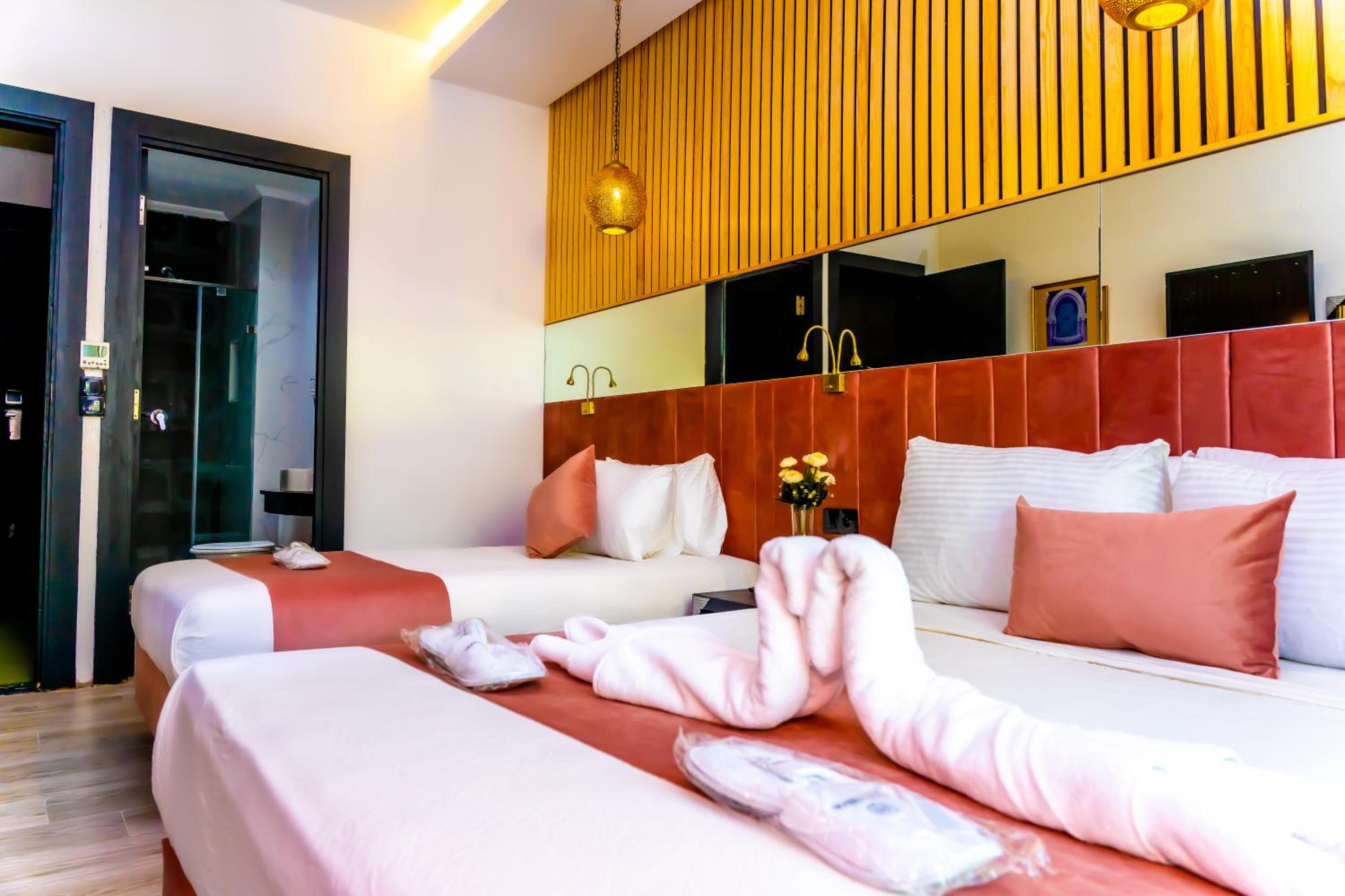 غرفة بسريرين منفصلين، Hotel Les Ambassadeurs 2/10