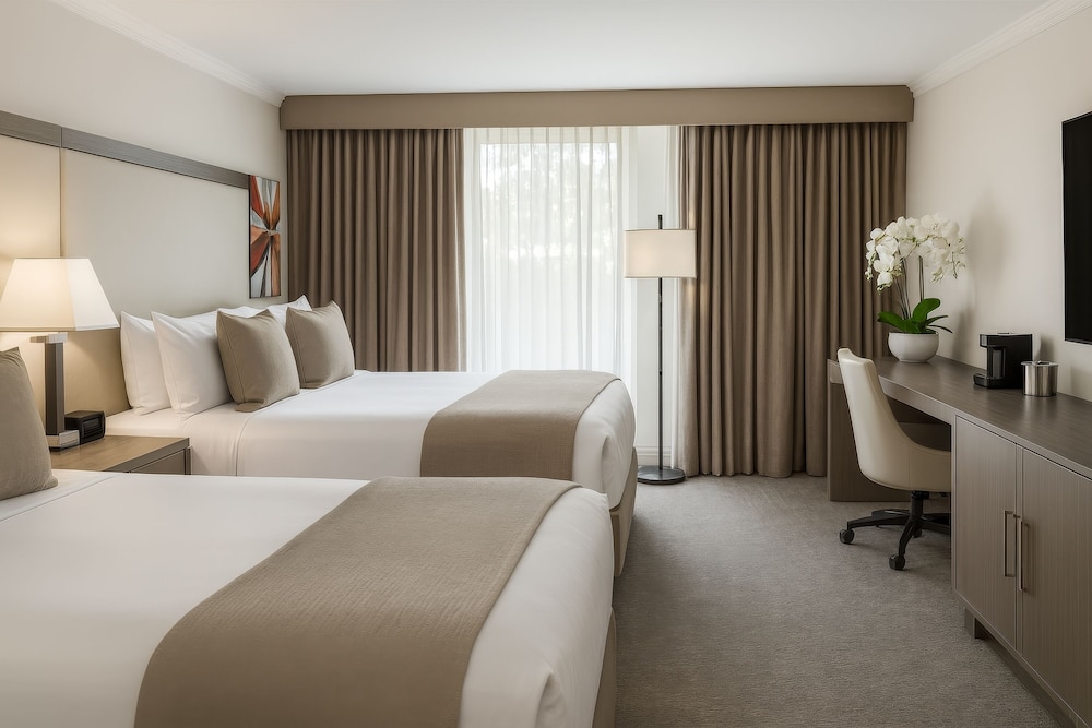 غرفة بسريرين كوين بإطلالة على المسبح