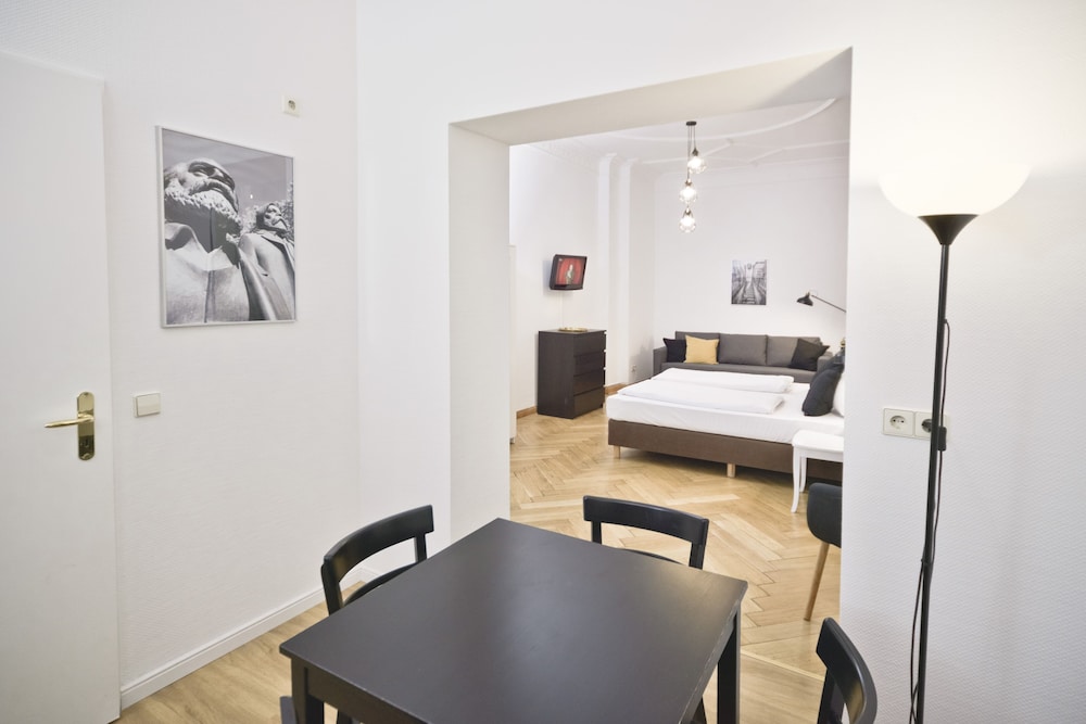 Old Town Apartments Schonhauser Allee Berlin 11/69