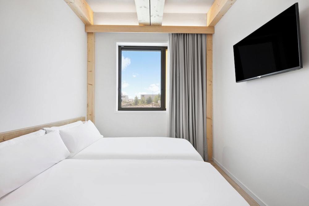 ROOM, TWIN BEDS