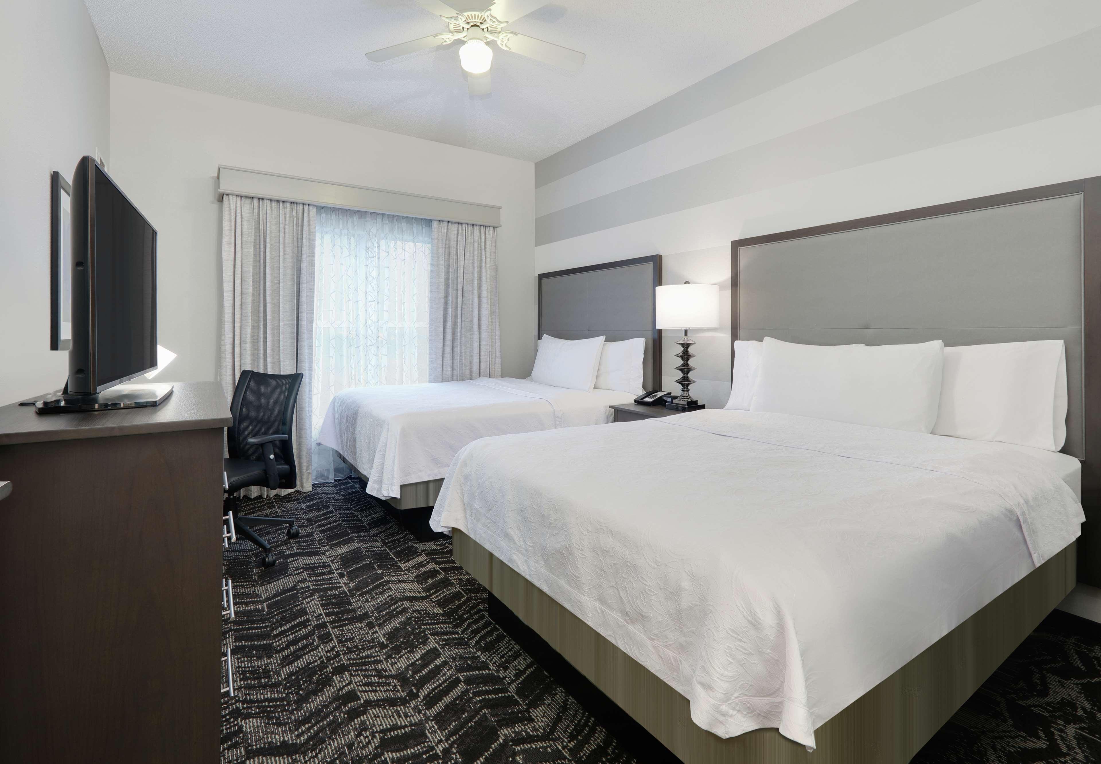 2 Bedrooms, Suite, 2 Bathrooms