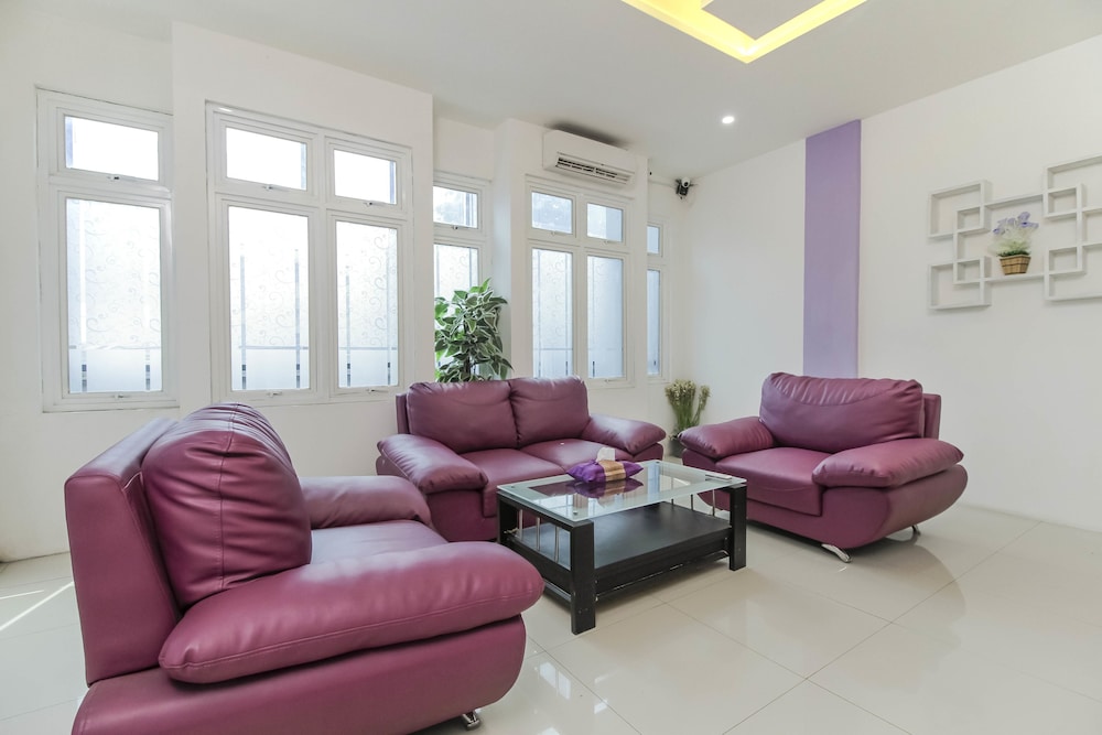 Reddoorz Plus Near Stasiun Bekasi 35/45