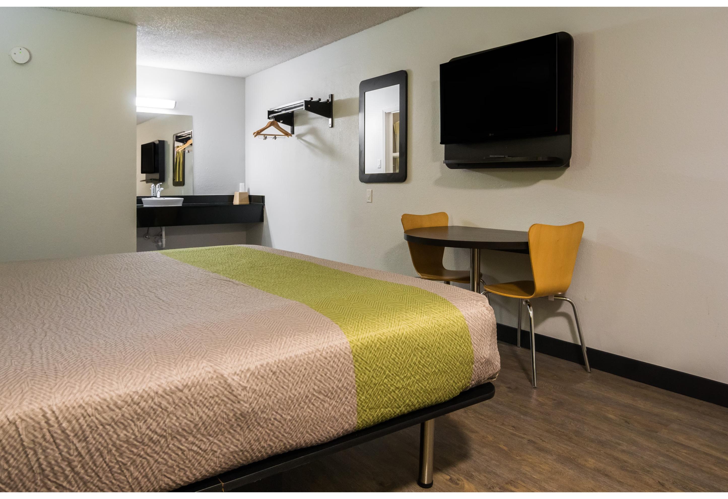 غرفة بسرير كينج للمدخنين، Motel6 Irving, TX - Loop 12 6/10