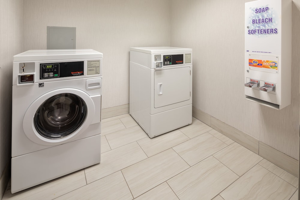 Holiday Inn Express Hotel And Suites Bradley Airport 26/74