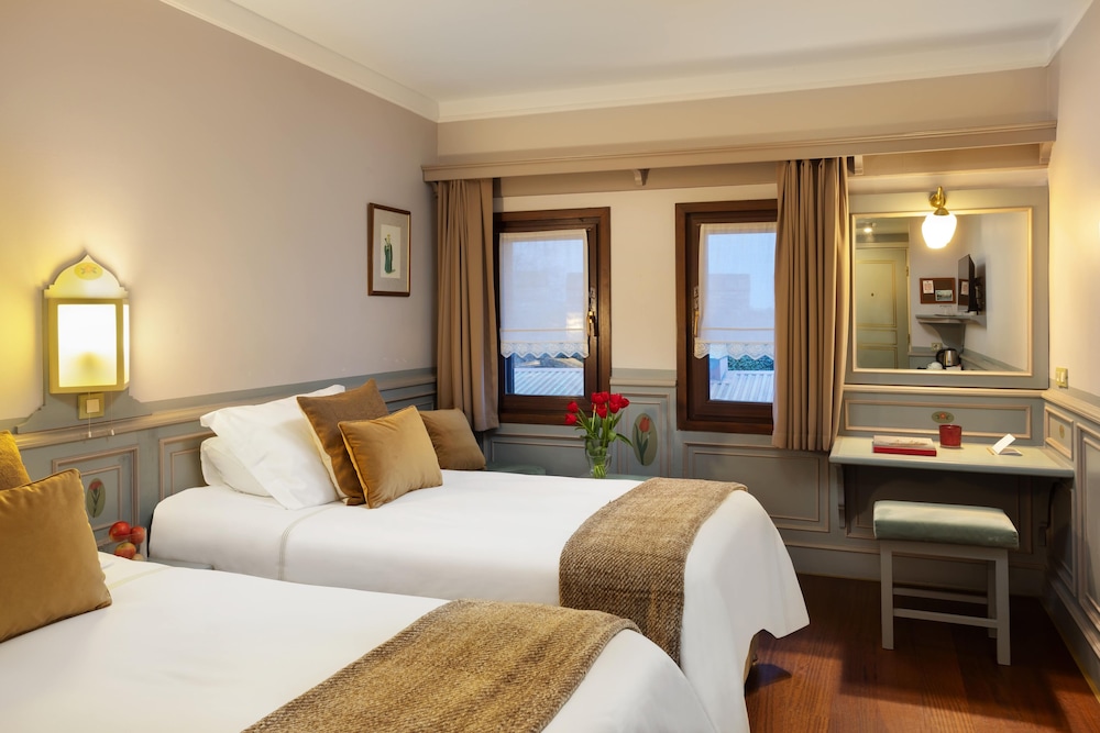 SUPERIOR, DOUBLE OR TWIN BED