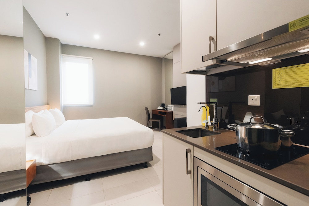 Louis Kienne Serviced Residences 65/65