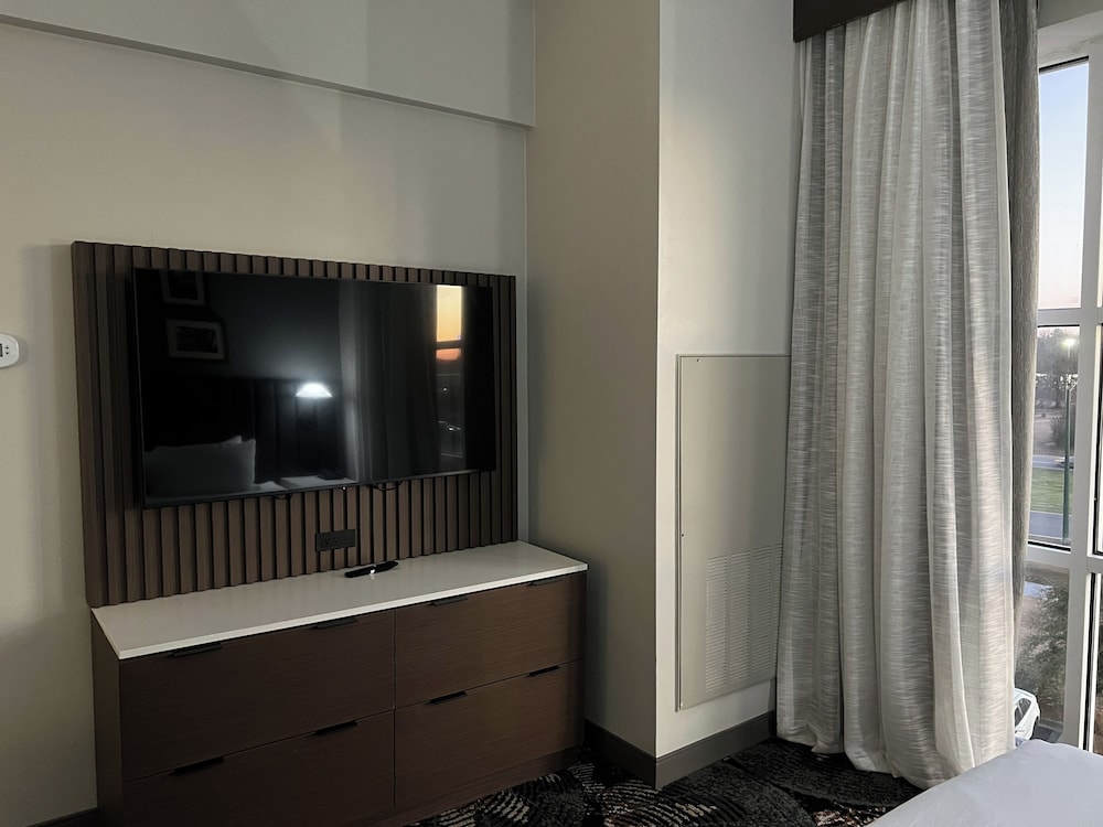 جناح ركني بسرير كينج، DoubleTree by Hilton Hotel Savannah Airport 9/10