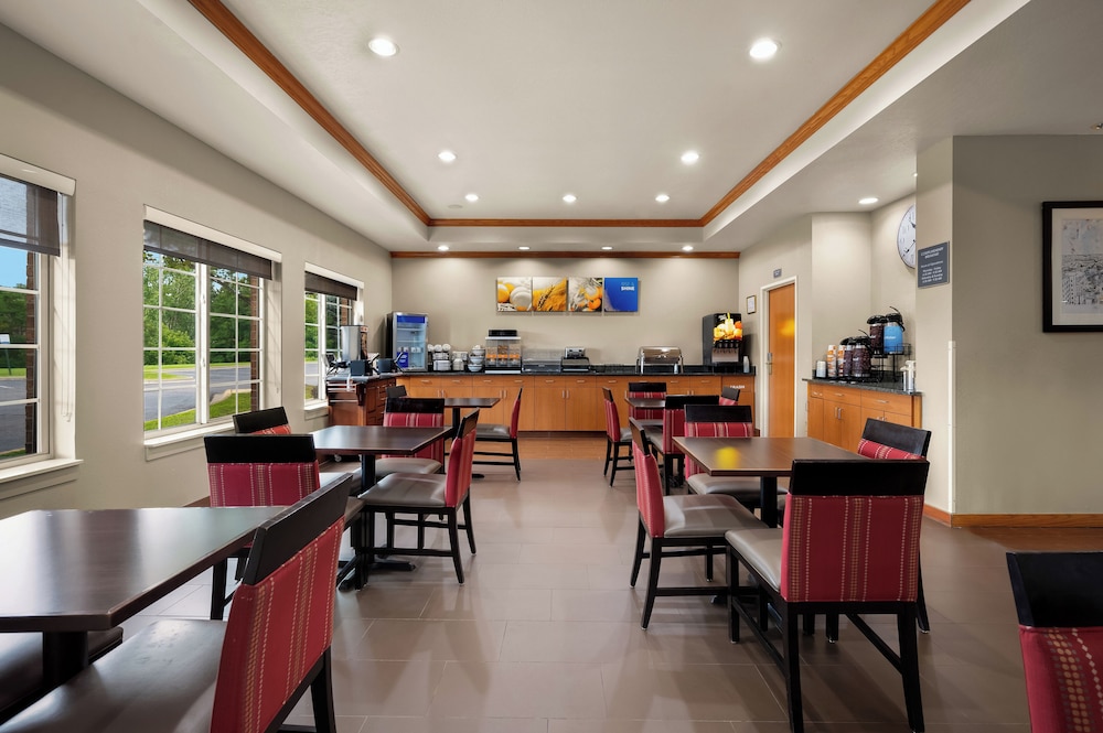 Comfort Inn and Suites Fenton MI 35/50
