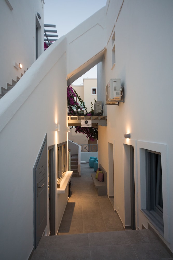Markakis Studios Fira 33/49