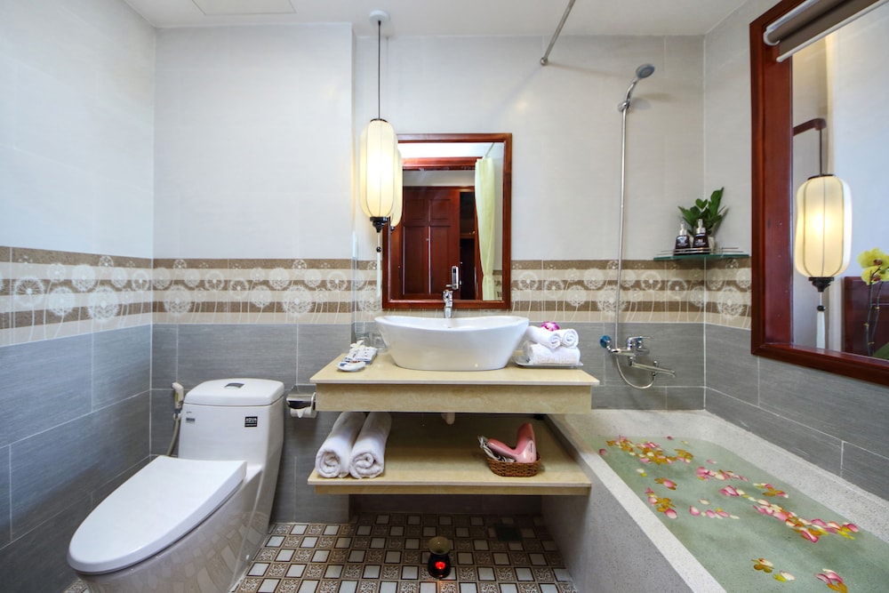 غرفة ديلوكس بسريرين منفصلين بإطلالة على المدينة بشرفة، Uptown Hotel 5/5