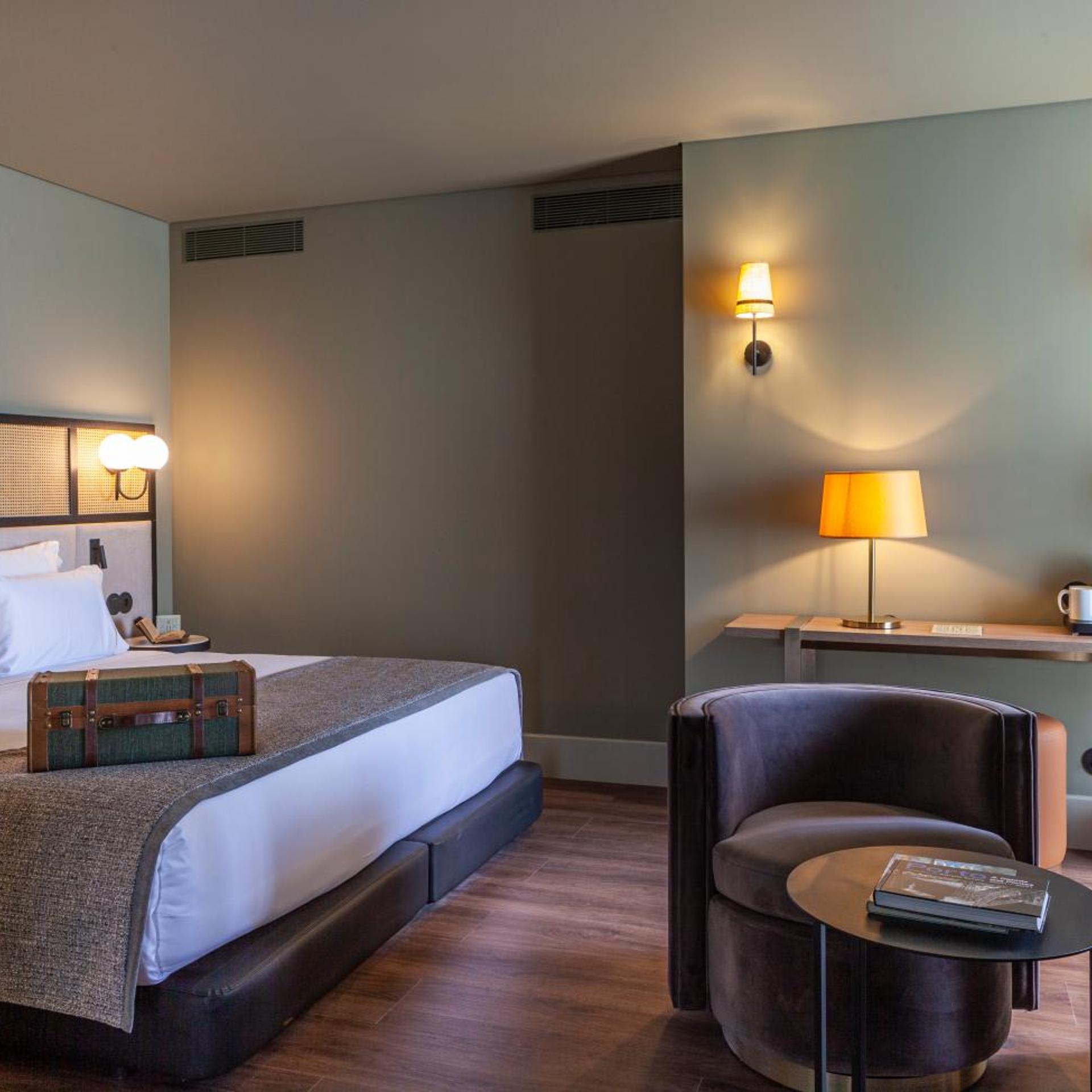 Suite, King Bed, Balcony