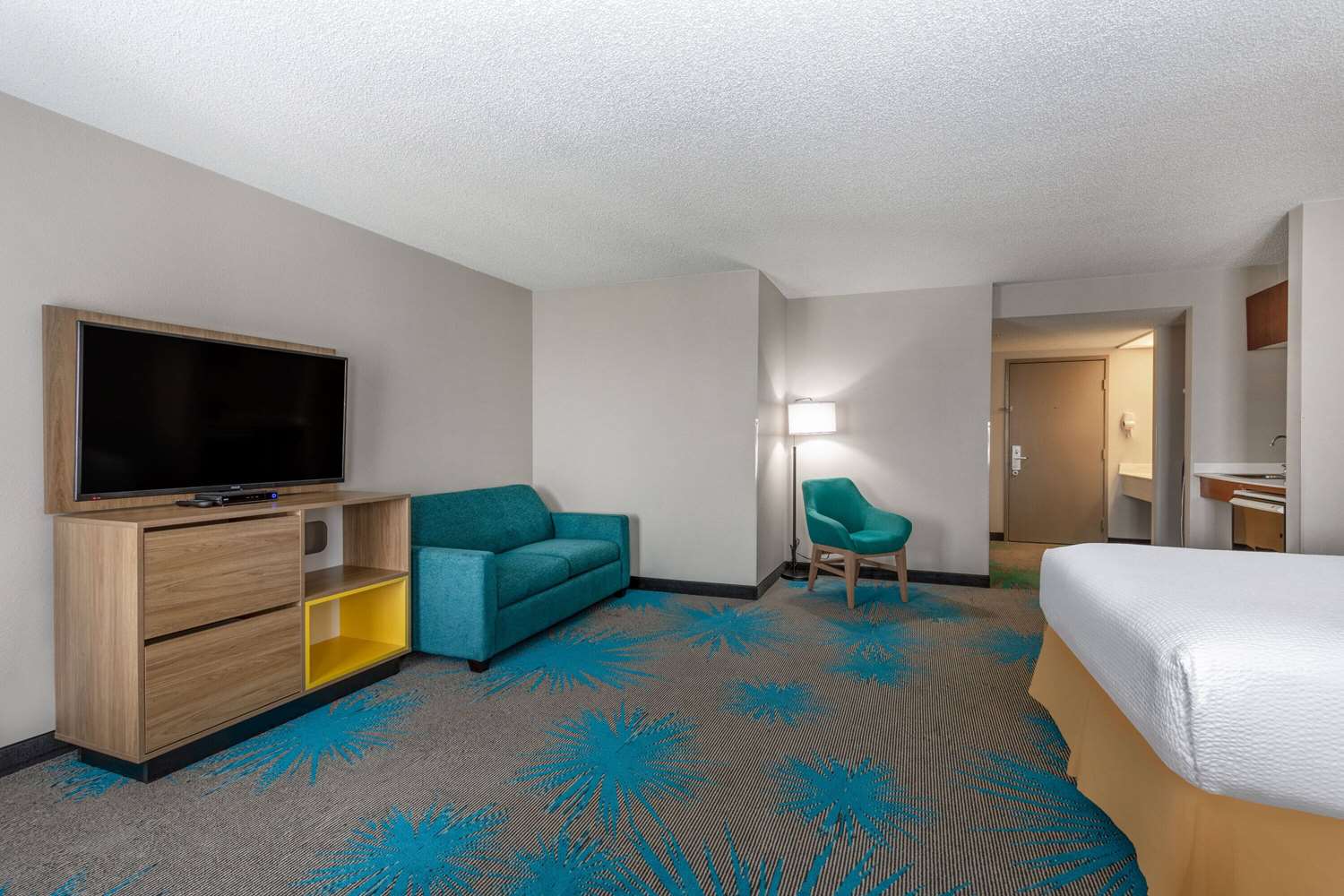 Days Inn & Suites by Wyndham Denver International Airport 11/37