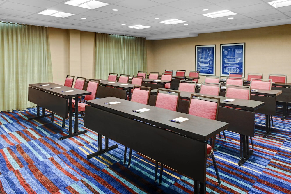Fairfield Inn And Suites Cape Cod Hyannis 34/38