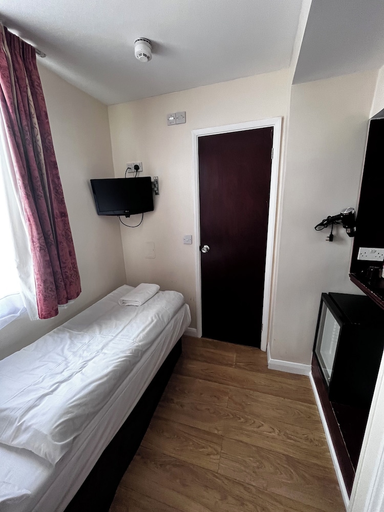 ROOM, SINGLE, PRIVATE BATHROOM