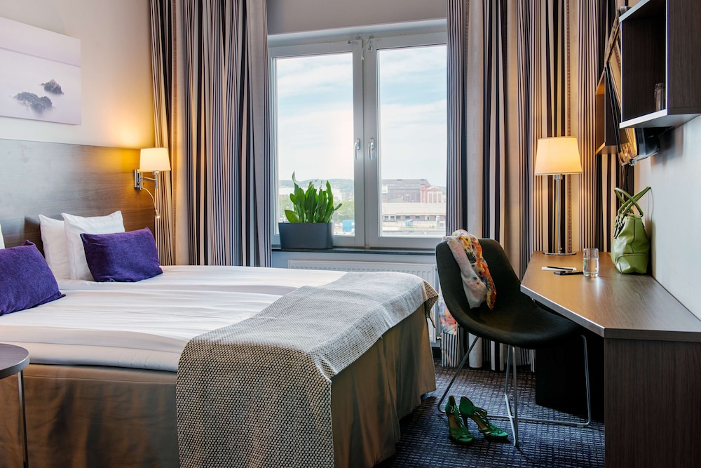 ROOM, KING BED