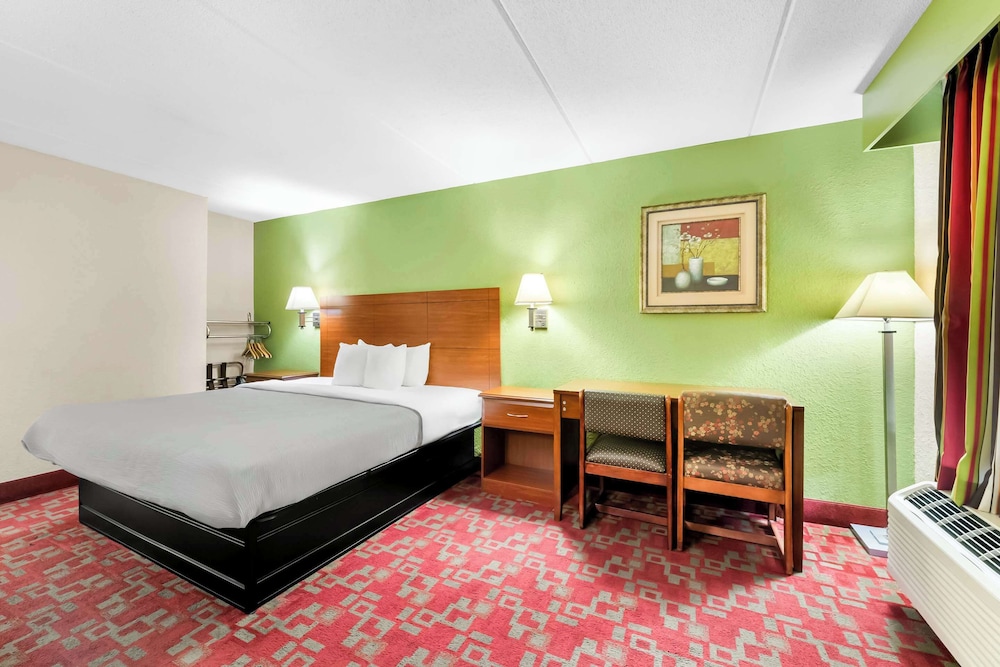 Room, King Bed, Smoking, Accessible