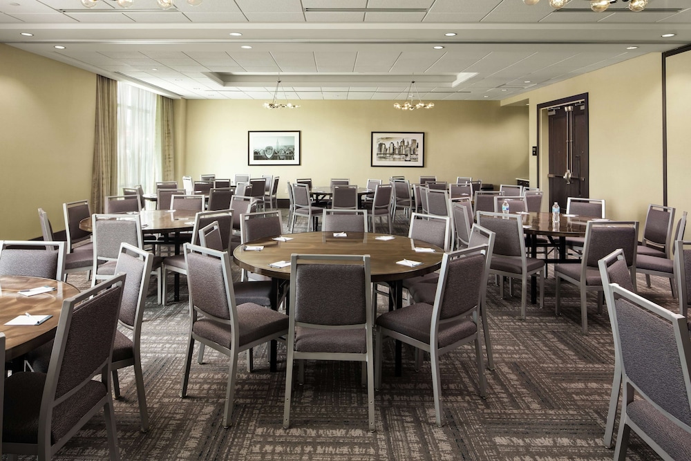 Hampton Inn and Suites Teaneck Glenpointe, NJ 31/41