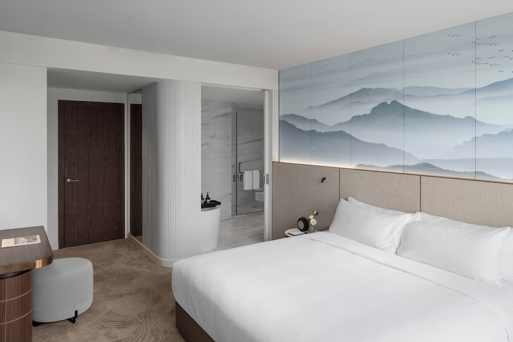 Residence, Suite, King Bed, Club Lounge Access