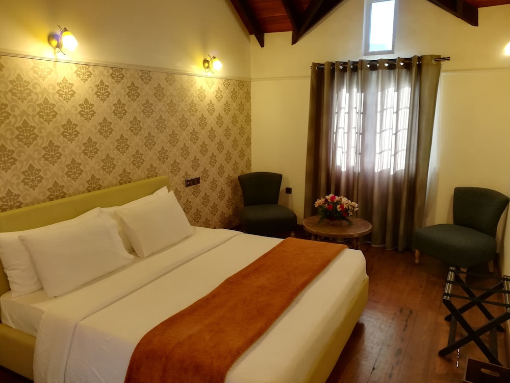 3 BEDROOMS, DELUXE, COTTAGE, LAKE SIDE, LAKE VIEW