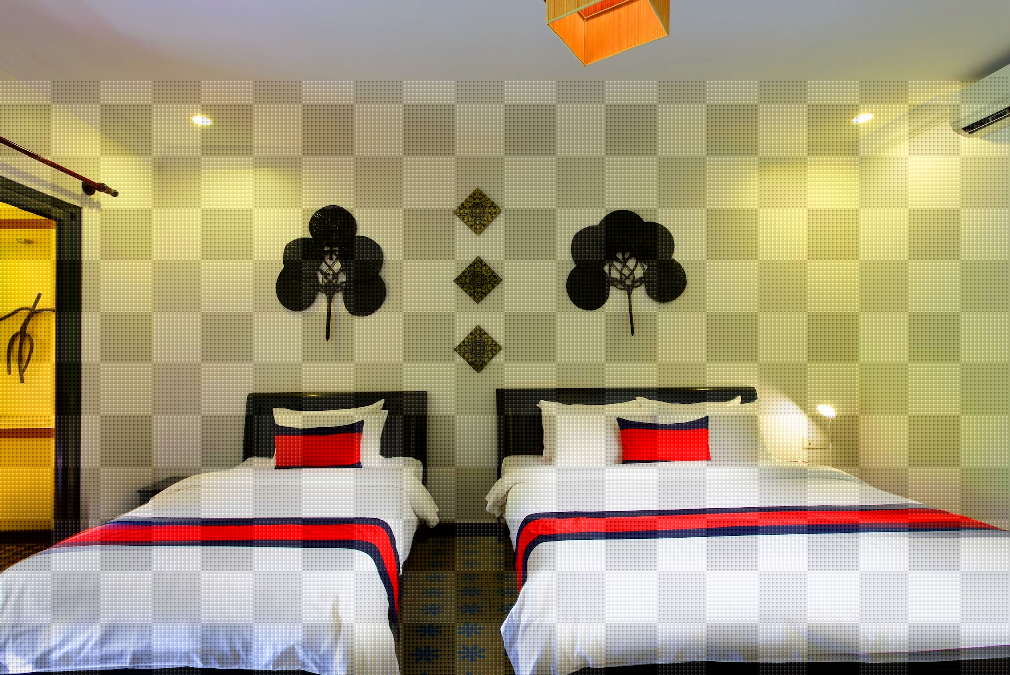 Deluxe, Triple, 1 King and 1 Single Beds, Pool View, La Residence WatBo Hotel 4/10