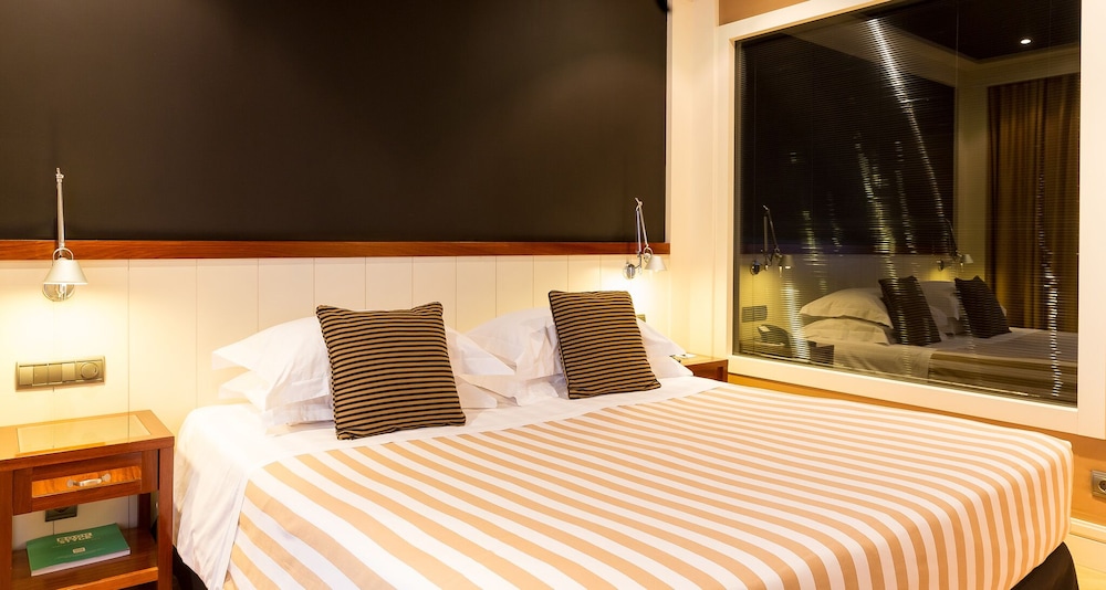 U232 Hotel 13/66