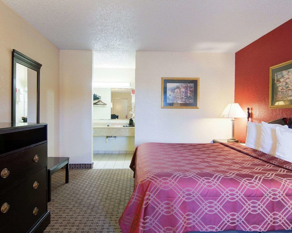 Econo Lodge Pine Bluff AR 17/35