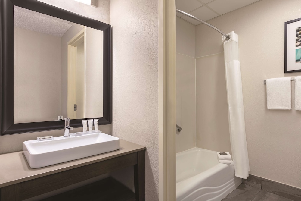 Country Inn and Suites by Radisson, Port Clinton, OH 23/24