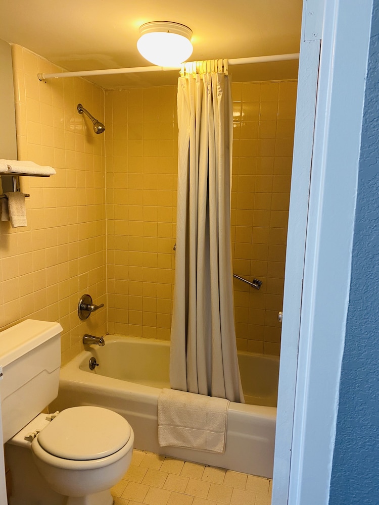 Travelers Place Inn & Suites 68/73