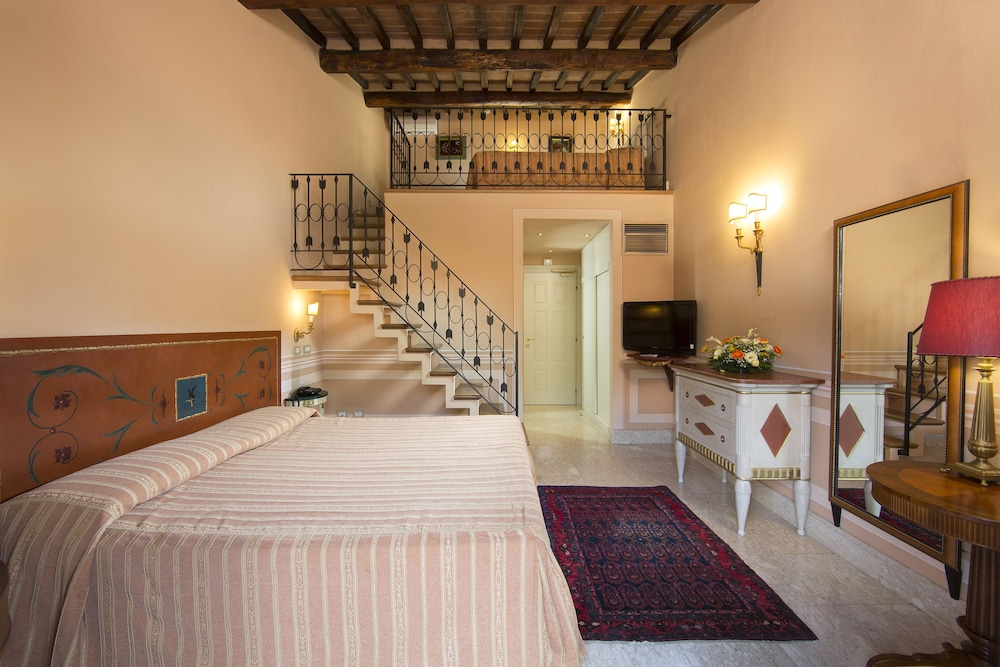 DUPLEX, DELUXE, MULTIPLE BEDS