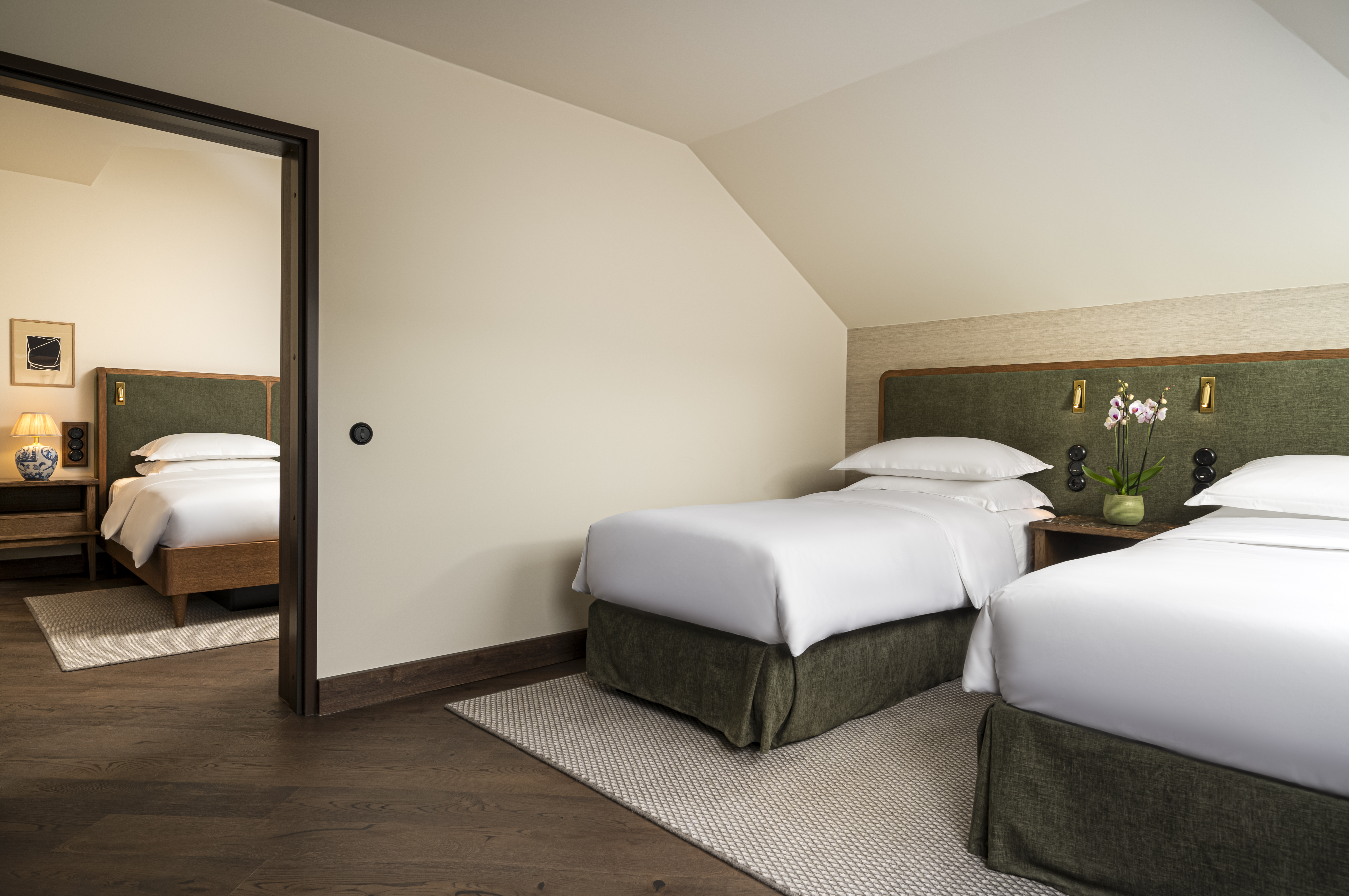 غرفة عائلية بسريرين منفصلين وسرير كينج، Brunfels Hotel, in the Unbound Collection by Hyatt 3/4
