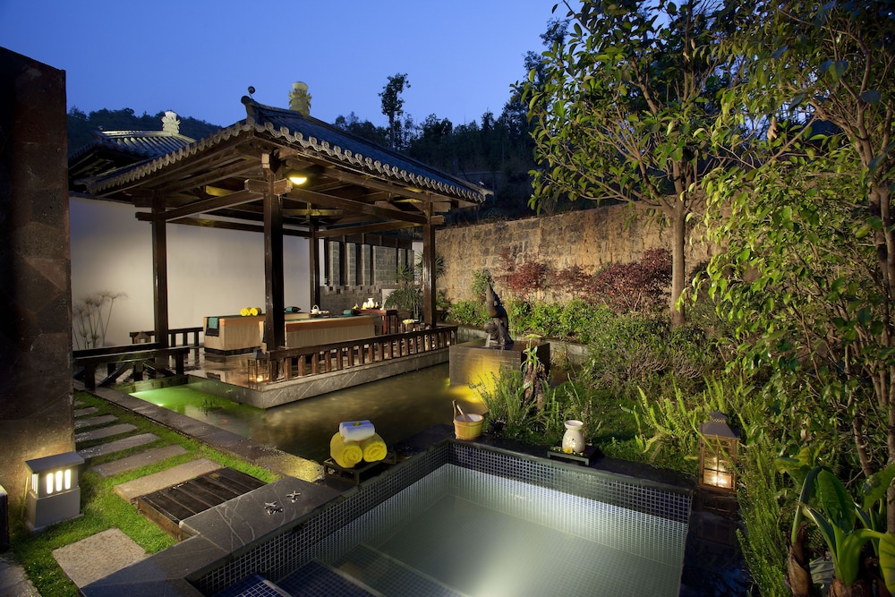 Banyan Tree Tengchong 8/81