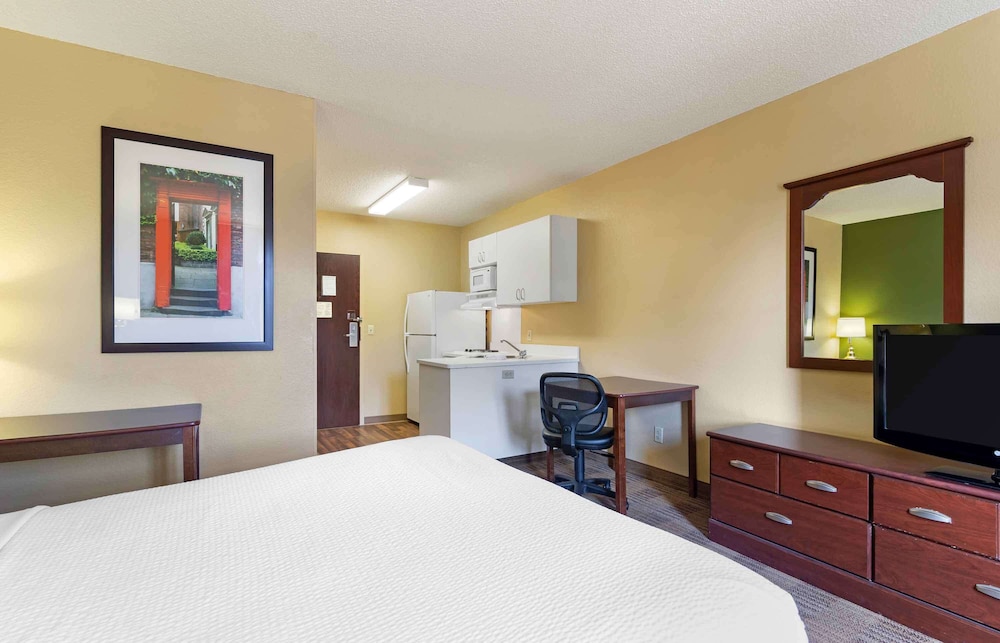 STUDIO, QUEEN BED