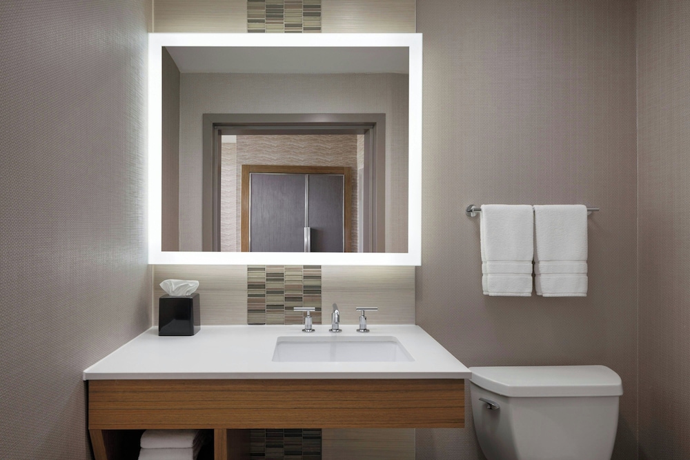 غرفة تقليدية بسرير كينج، The Westin Calgary Airport 6/7