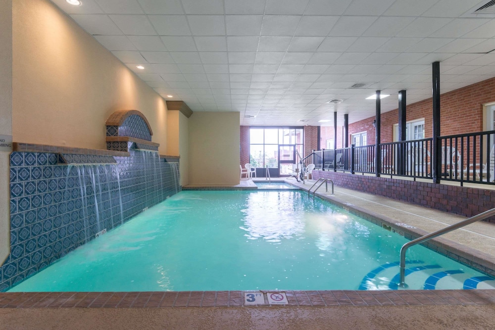 Ramada By Wyndham Topeka Downtown Hotel And Convention Center 22/36