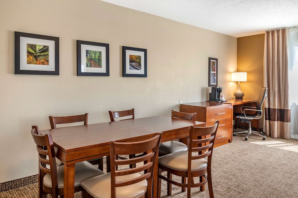 Comfort Inn La Porte, IN 19/26