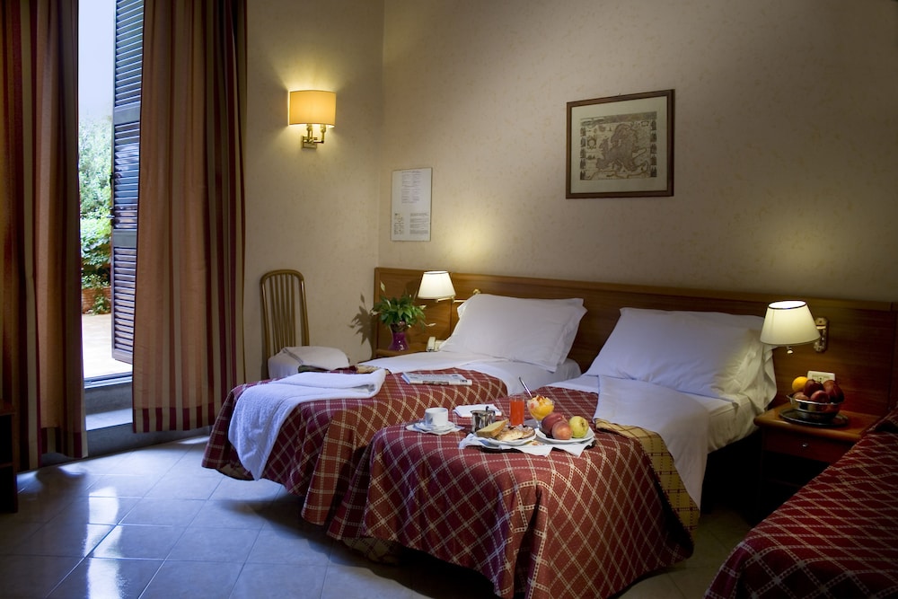 ROOM, QUADRUPLE