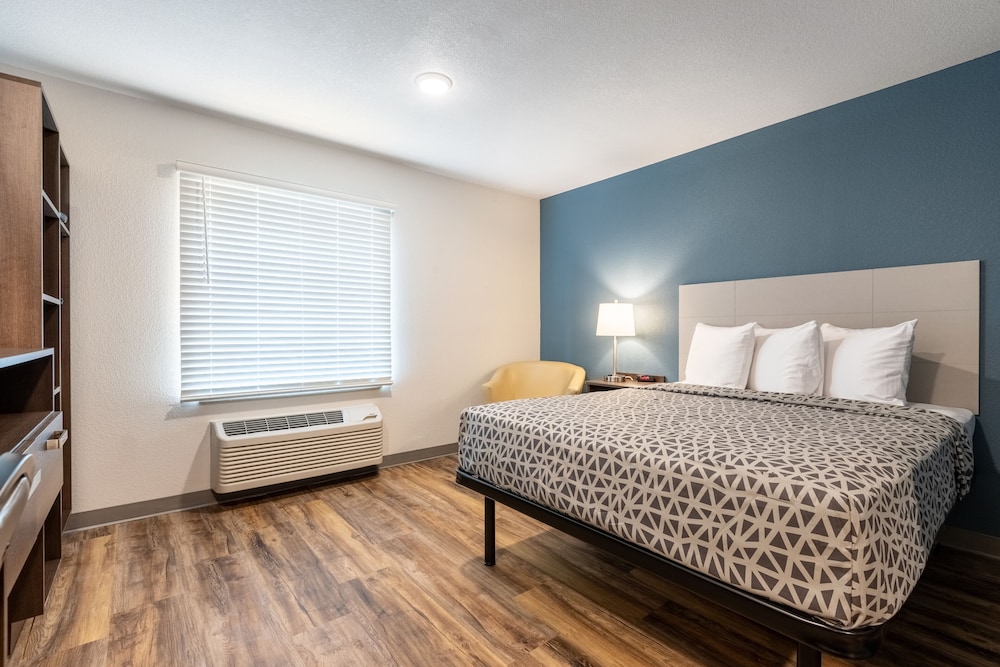 Room at WoodSpring Suites Corona, CORONA - CA