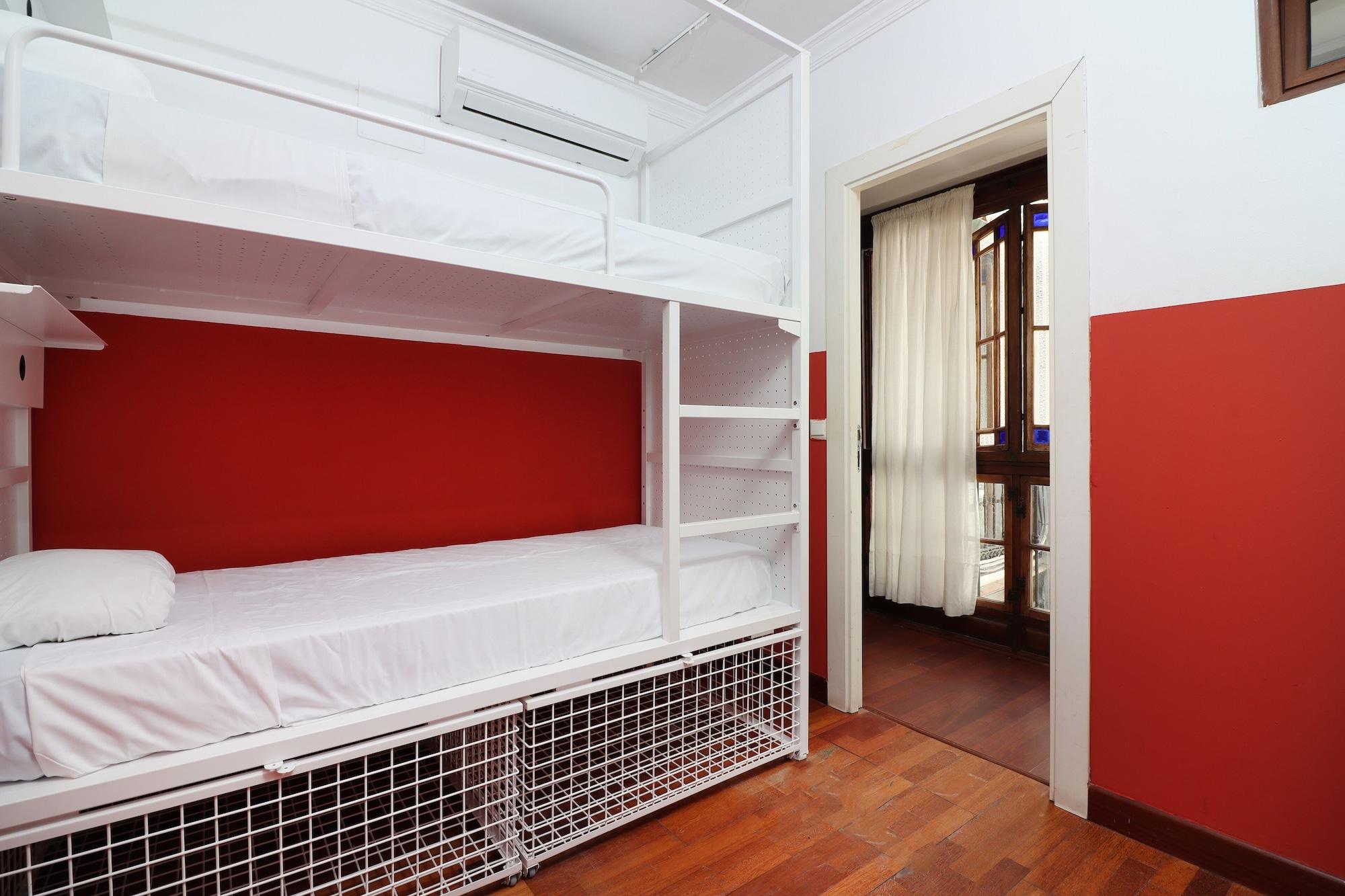 Mixed Dorm, 4 People, Shared Bathroom