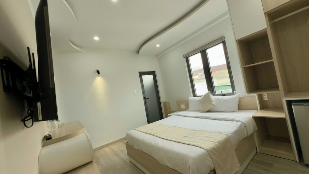 DELUXE, QUEEN BED, CITY VIEW