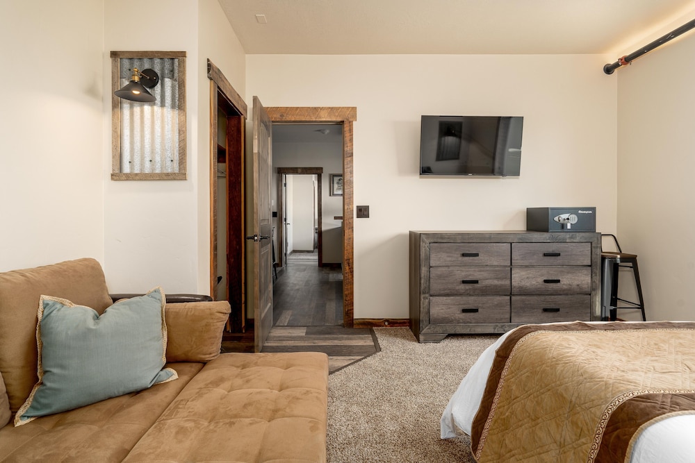 The Adventure Inn Yellowstone 24/42