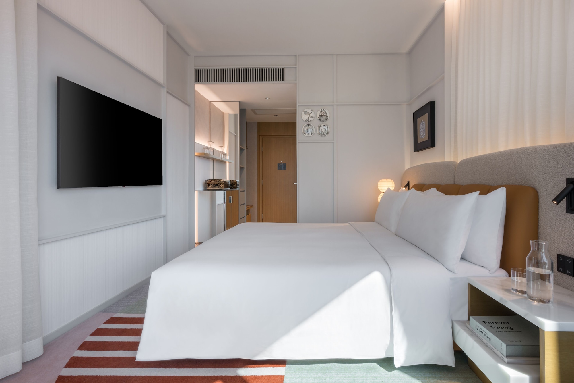 SKYLINE, SIGNATURE, KING BED