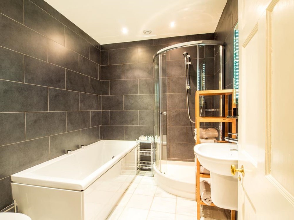 Six Brunton Place 32/34