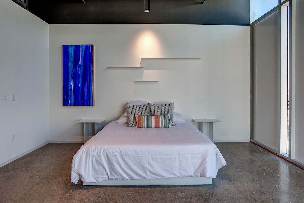 ROOM, QUEEN BED