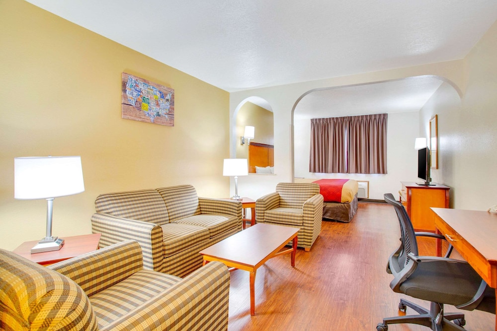 Econo Lodge Inn and Suites Albuquerque East I-40 Eubank Exit 23/37