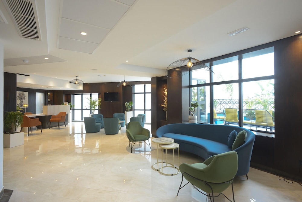 Maia Hotel Suites 32/44