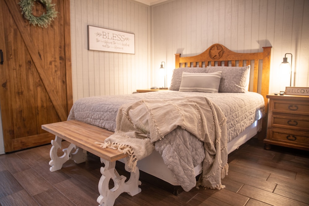 DELUXE, SINGLE, QUEEN BED