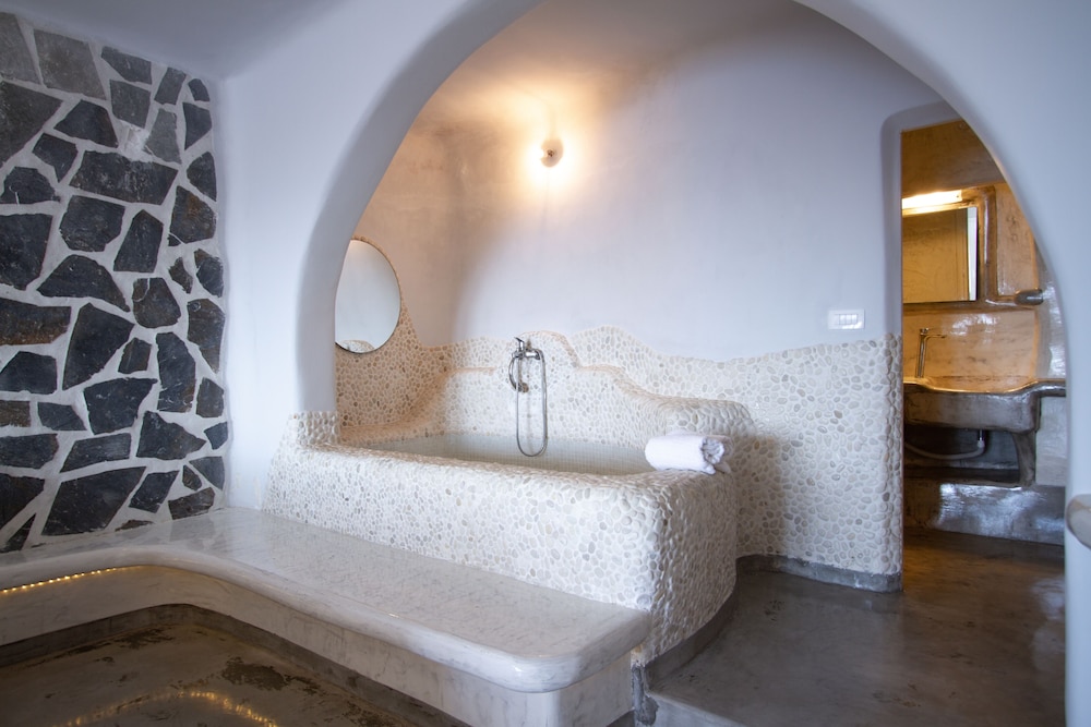 Suites of the Gods Cave Spa Hotel 50/50