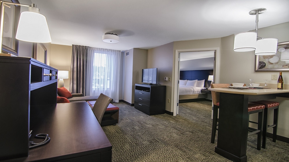 STAYBRIDGE SUITES MARQUETTE 43/82