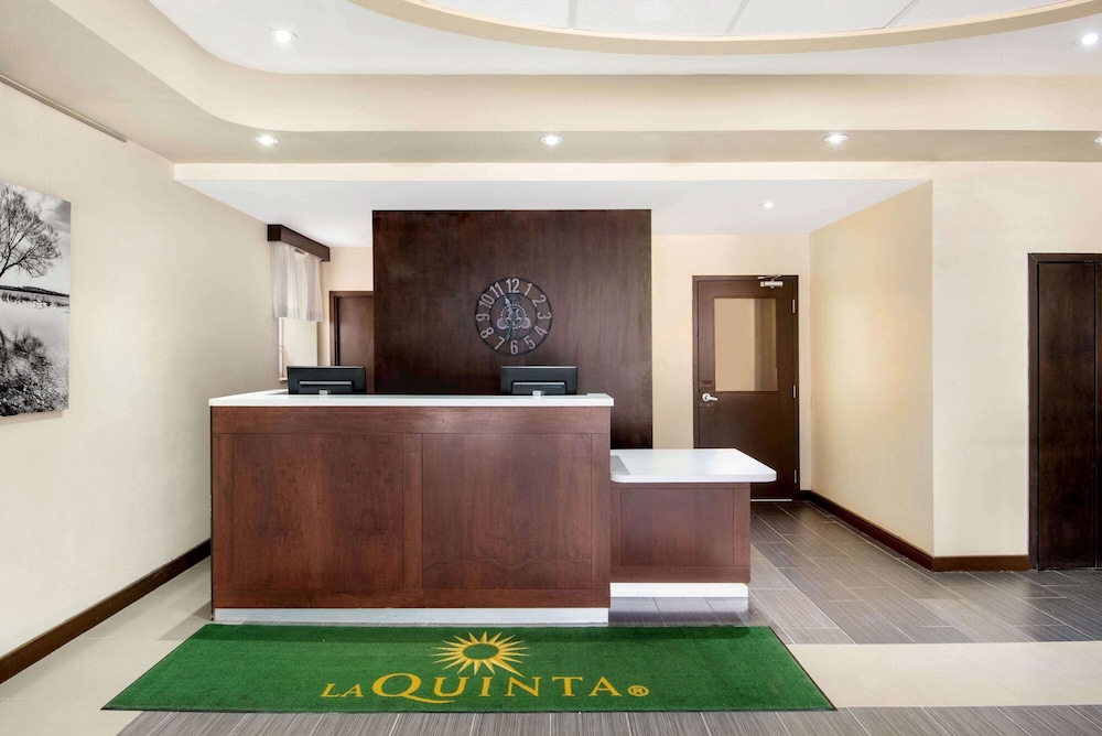La Quinta Inn & Suites by Wyndham Oshawa 8/48