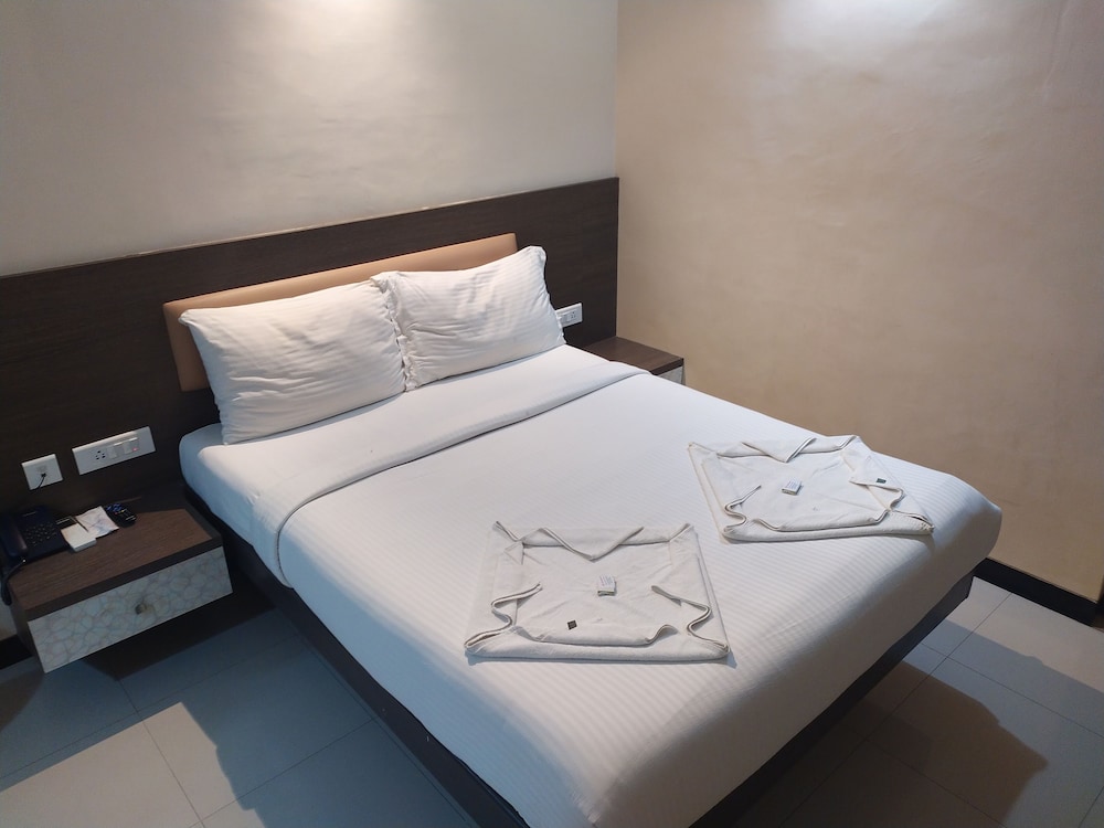 HOTEL SOWNTHARIYAM 16/30